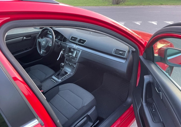 Volkswagen Passat cena 25900 przebieg: 242000, rok produkcji 2012 z Nidzica małe 379
